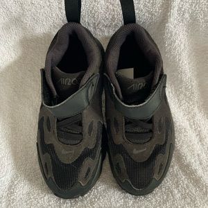 Boys Nike Air Max Shoes w/ Velcro Closure